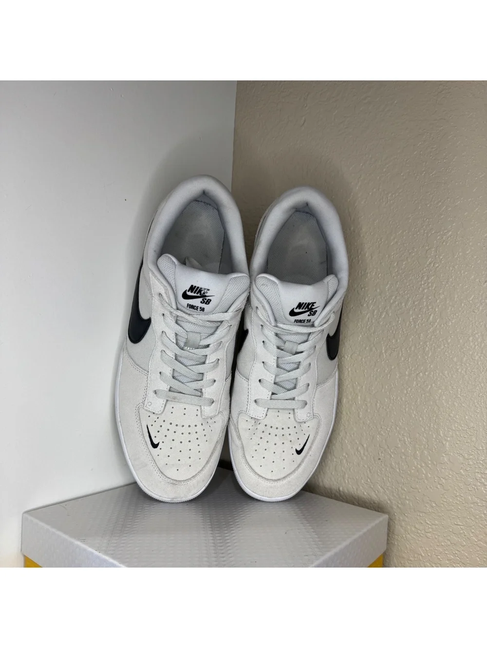 Nike SB Force 58 White Black Skate Shoes Sneakers Men’s Size 13 Preowned